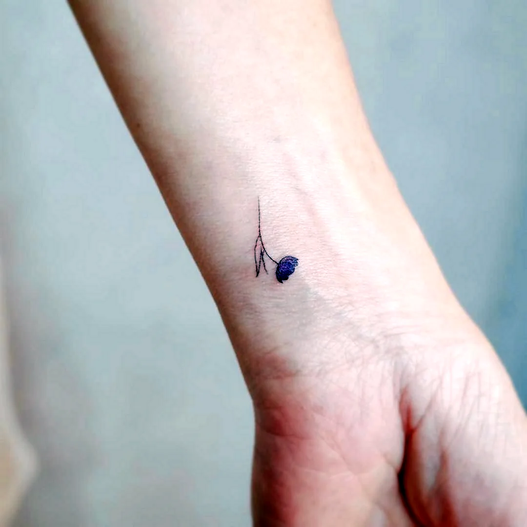 Миниатюрные тату на запястье
