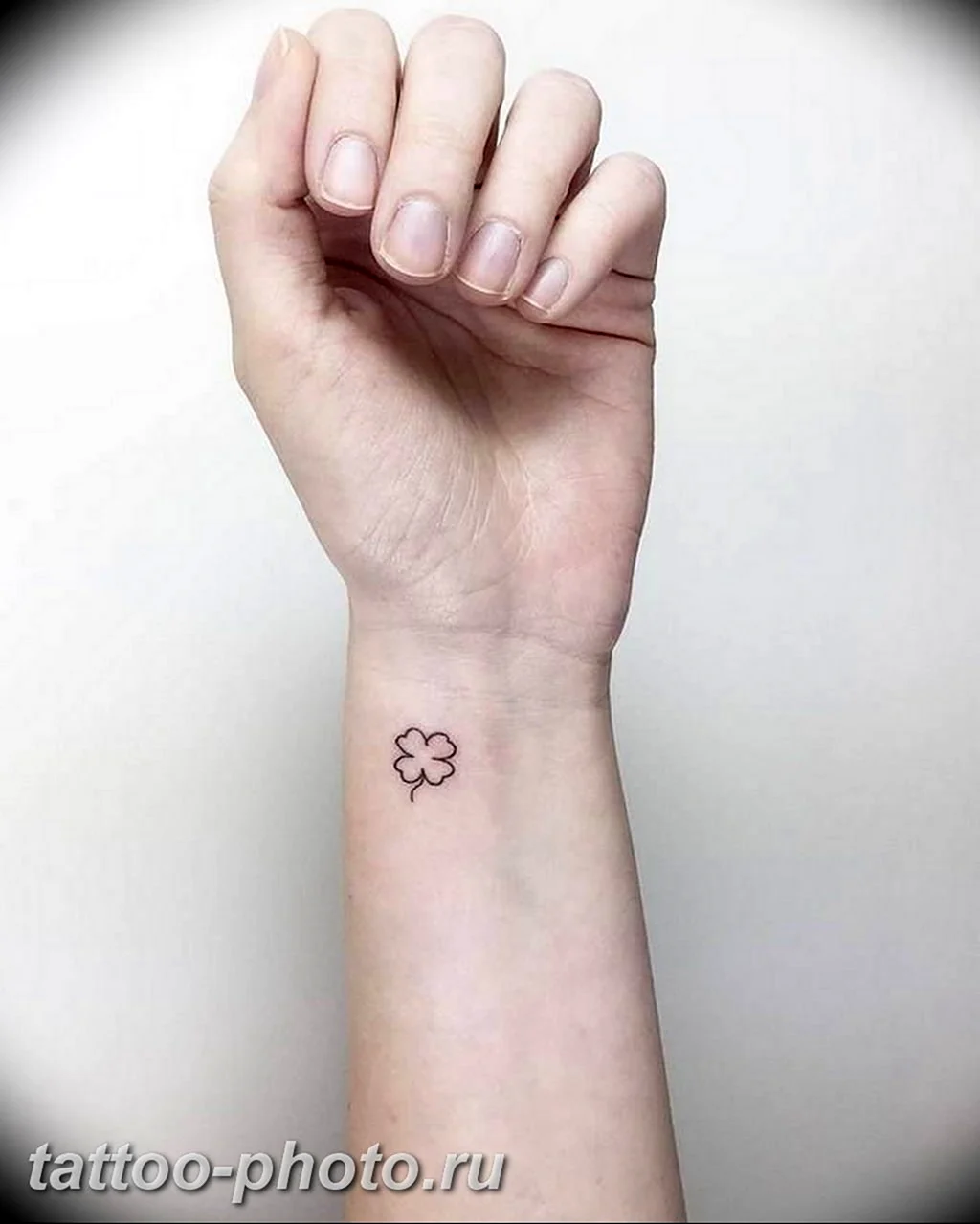Мини тату Клевер четырехлистный