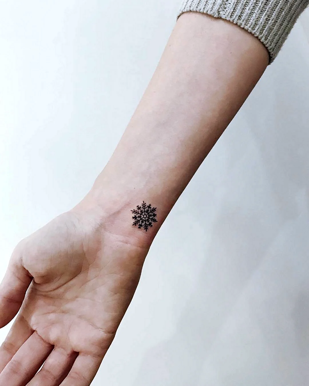 Маленькие тату на запястье
