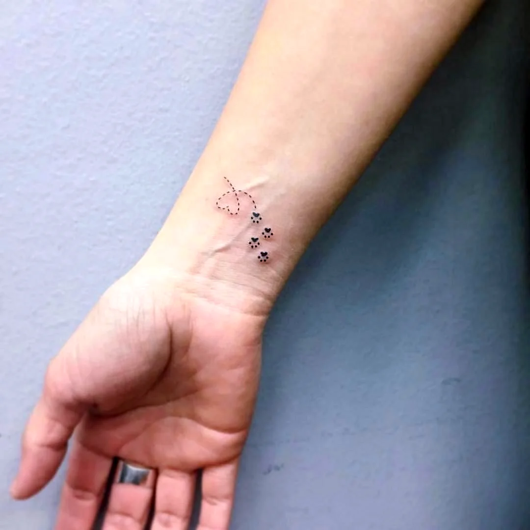 Тату лапки на запястье