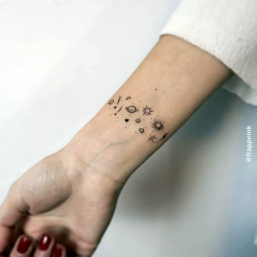 Мини тату на запястье