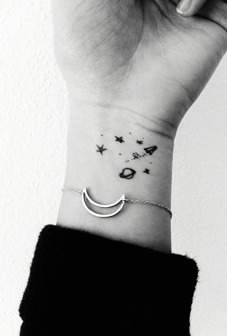 Маленькие тату для девушек космос